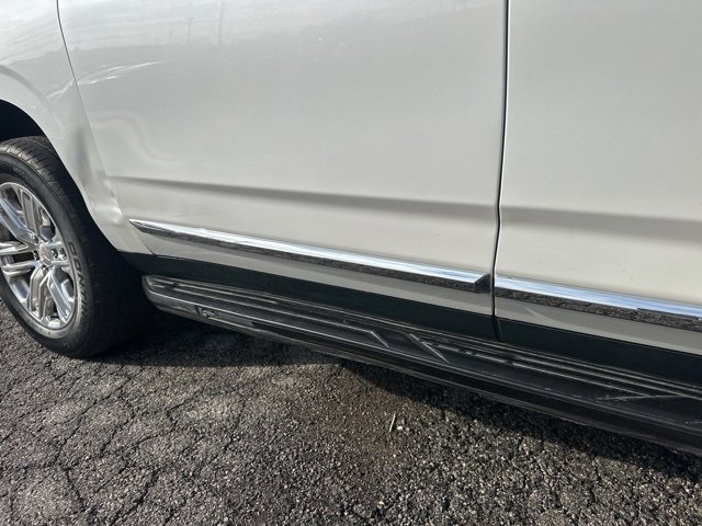 Used 2021 GMC Yukon XL SLT w/ SLT Premium Package image 9