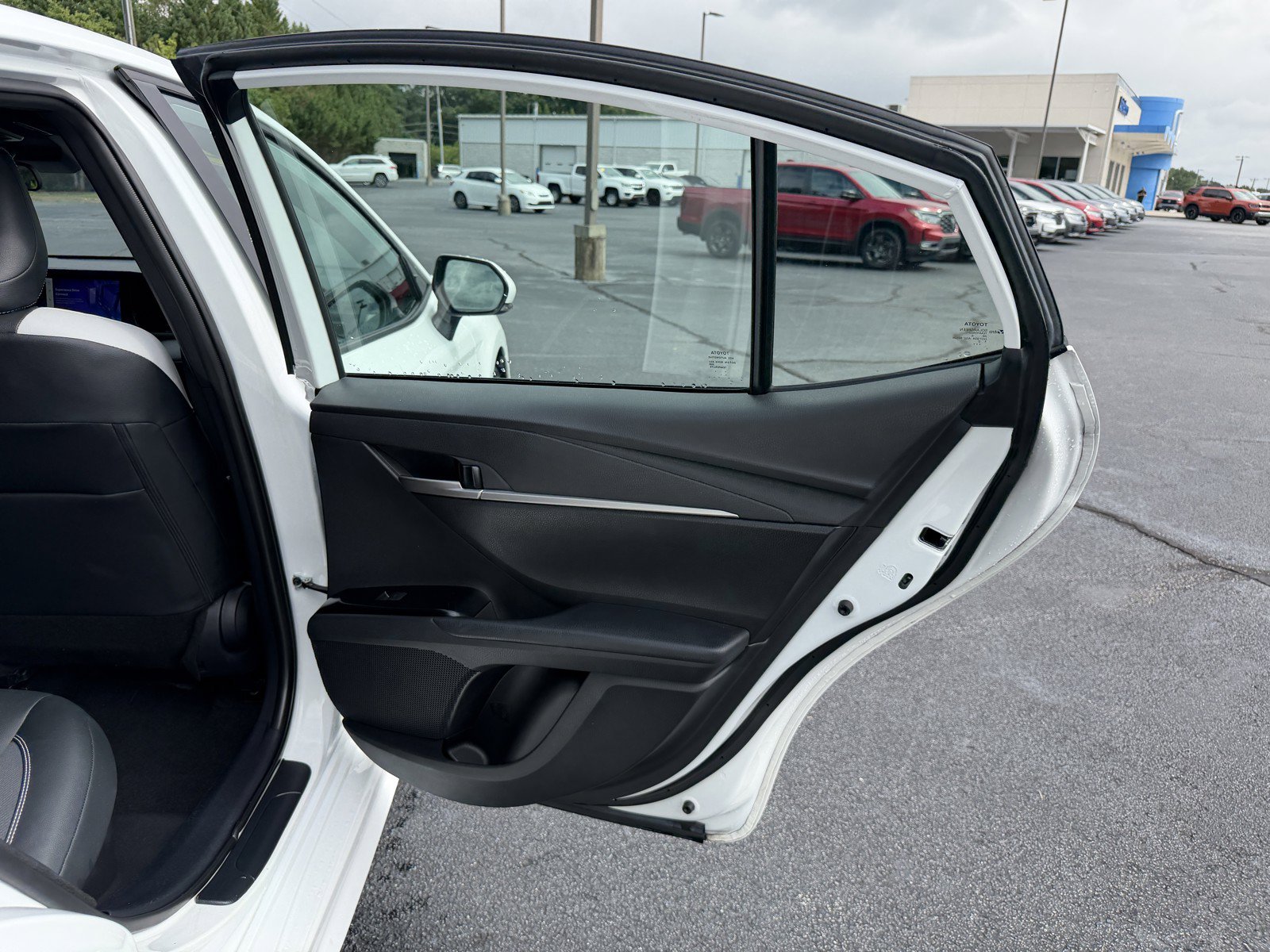 Used 2025 Toyota Camry SE FWD image 12