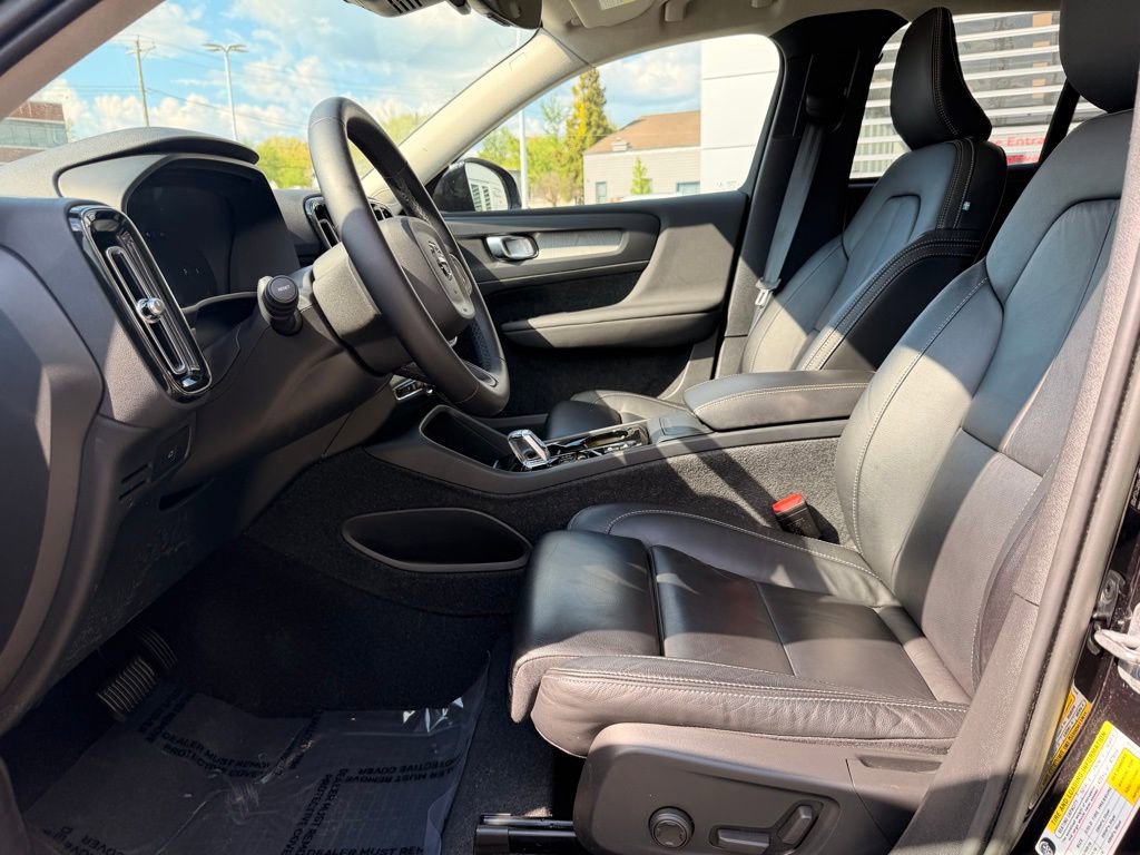 Used 2023 Volvo XC40 B5 Plus w/ Protection Package Premier AWD/4WD image 9