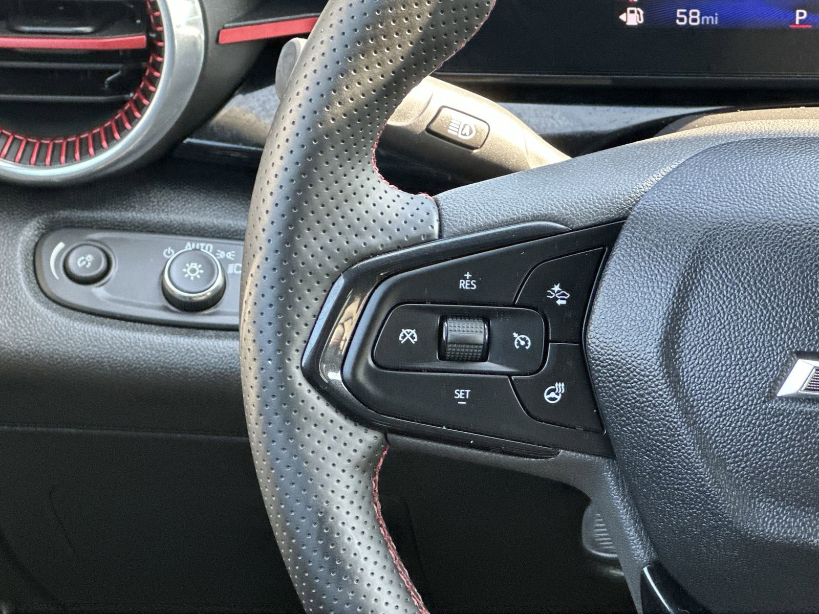 Used 2025 Chevrolet Trax RS w/ Sunroof Package image 20