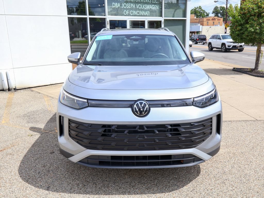 Certified 2025 Volkswagen Tiguan SE w/ Panoramic Sunroof Package AWD/4WD image 8