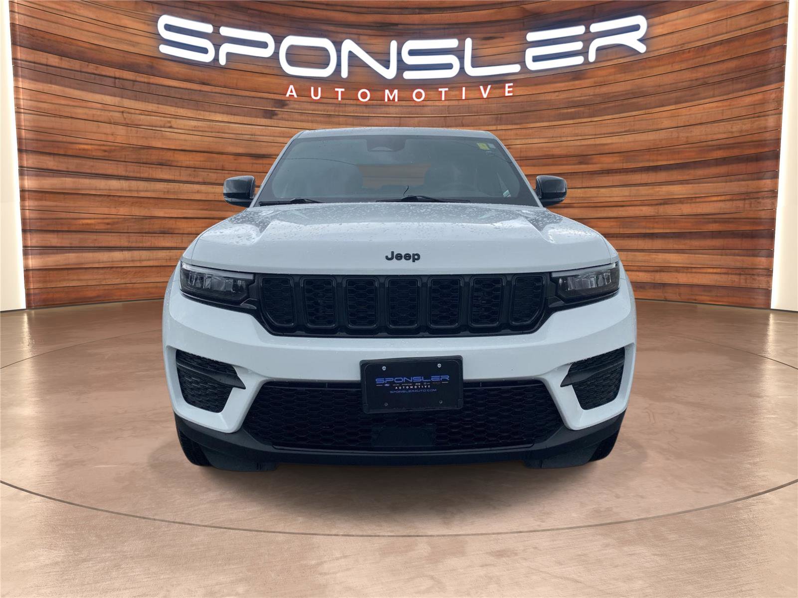 Used 2025 Jeep Grand Cherokee Altitude AWD/4WD image 10