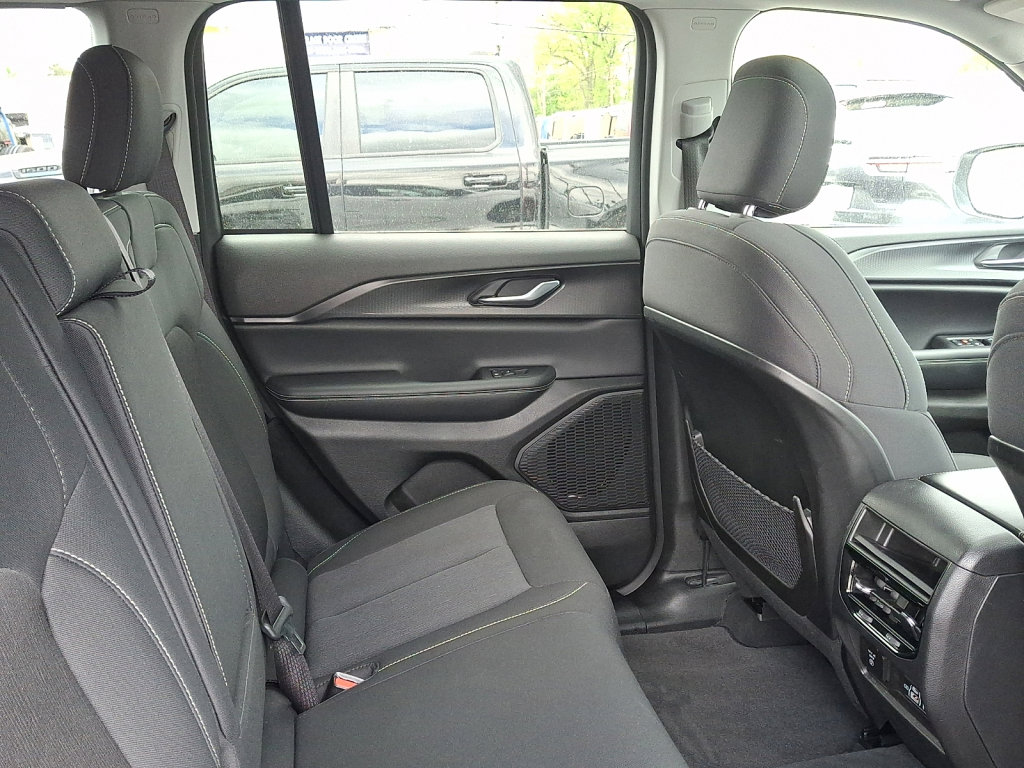 Used 2023 Jeep Grand Cherokee Laredo w/ Luxury Tech Group I AWD/4WD image 15