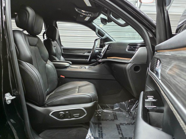 Used 2022 Jeep Wagoneer Series III w/ Flexible Seating Group AWD/4WD image 15