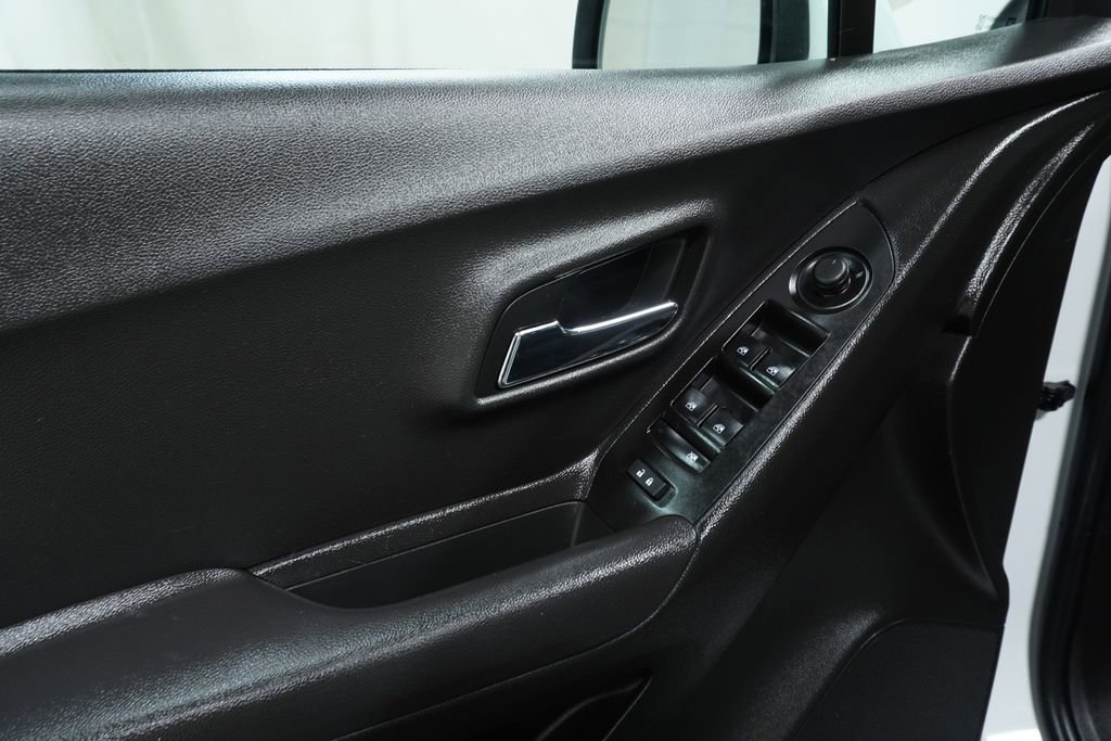 Used 2020 Chevrolet Trax LS image 21