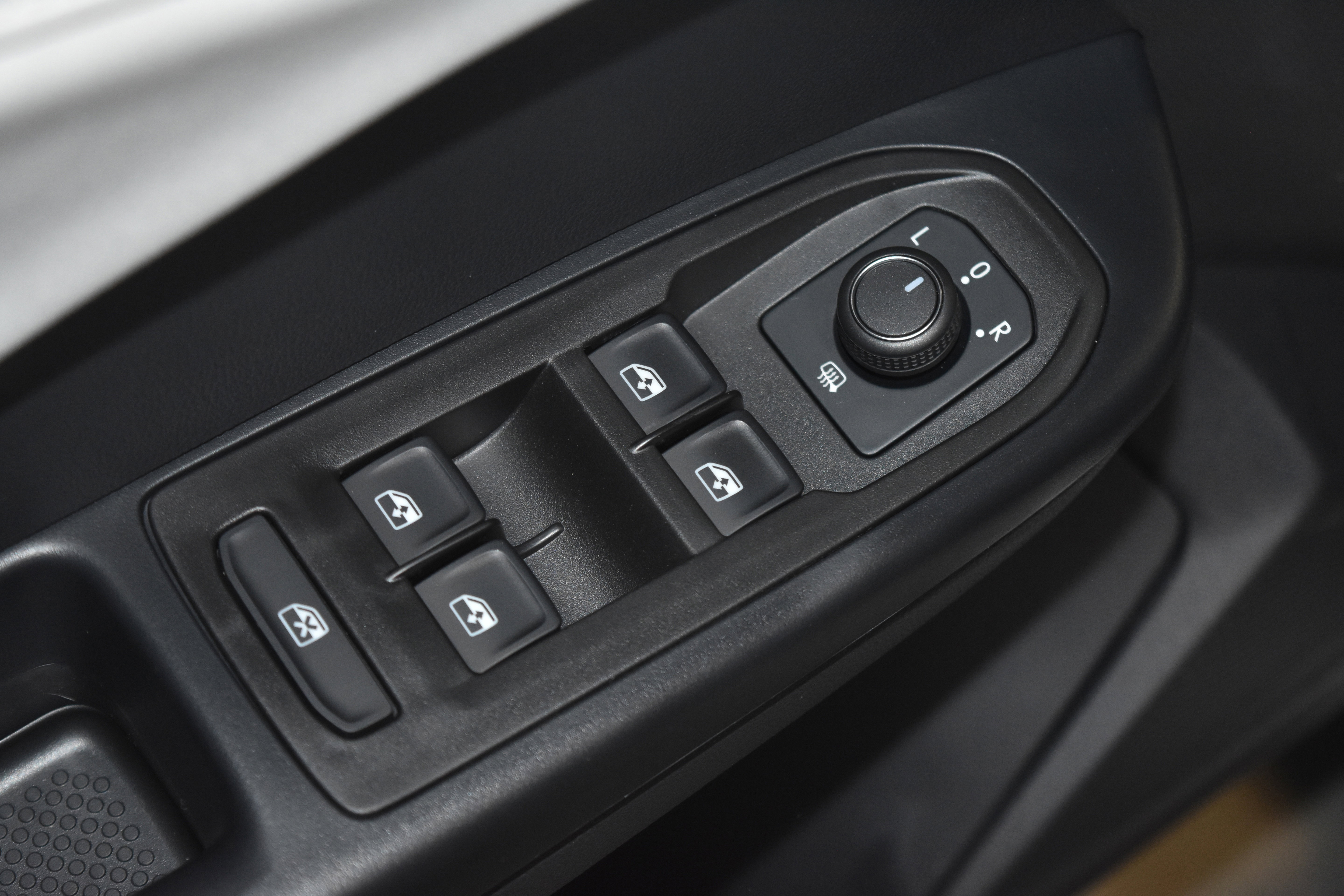 New 2025 Volkswagen Taos SE image 4