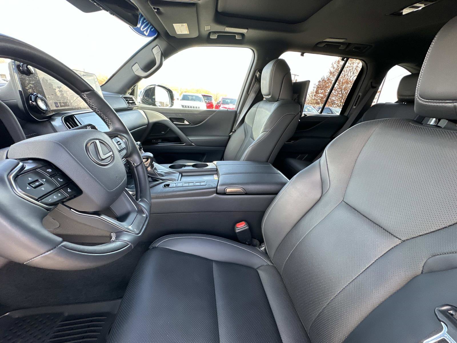 Used 2024 Lexus LX 600 4WD w/ Luxury Package image 23