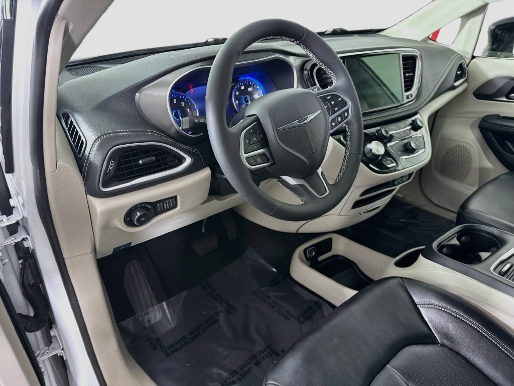 Used 2024 Chrysler Pacifica Touring-L AWD/4WD image 17