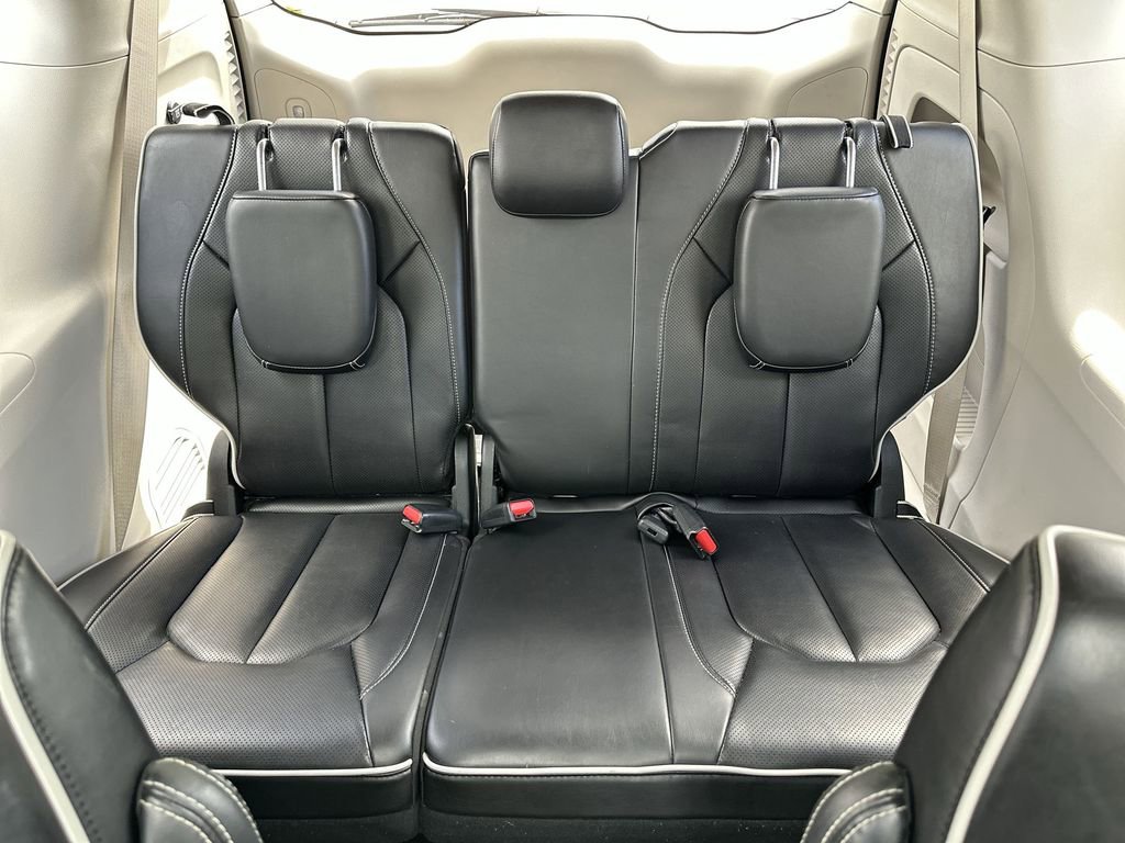 Used 2023 Chrysler Pacifica Limited FWD image 18