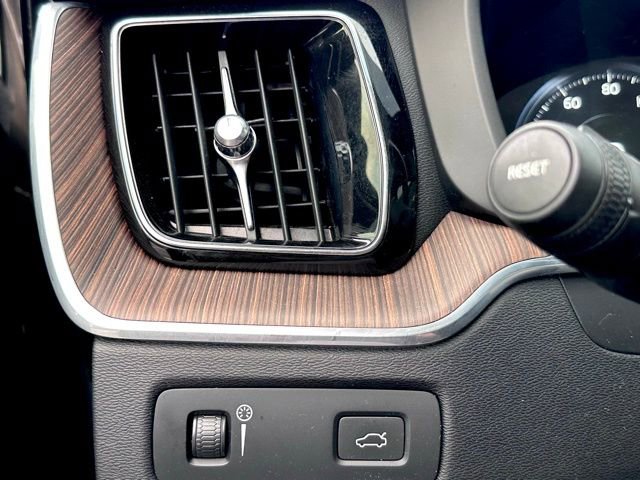 Used 2021 Volvo XC60 T5 Momentum w/ Premium Package image 11