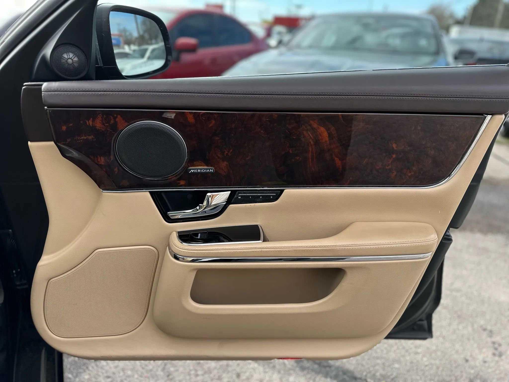 Used 2013 Jaguar XJ image 18