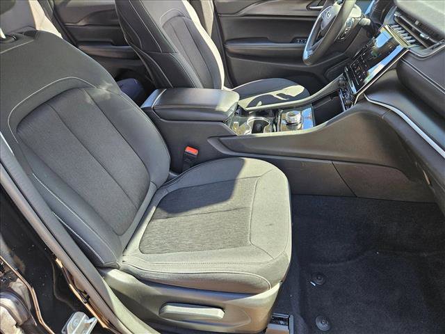 Used 2023 Jeep Grand Cherokee Laredo image 19