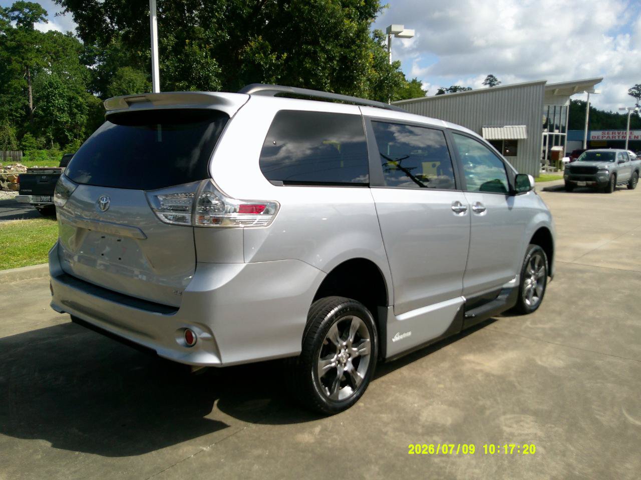 Used 2014 Toyota Sienna SE FWD image 4
