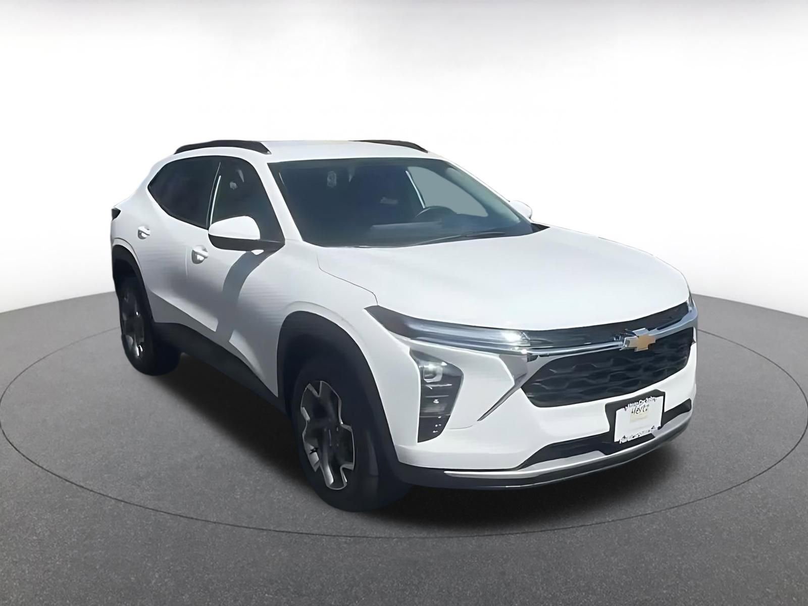 Used 2025 Chevrolet Trax LT w/ LT Convenience Package FWD image 3