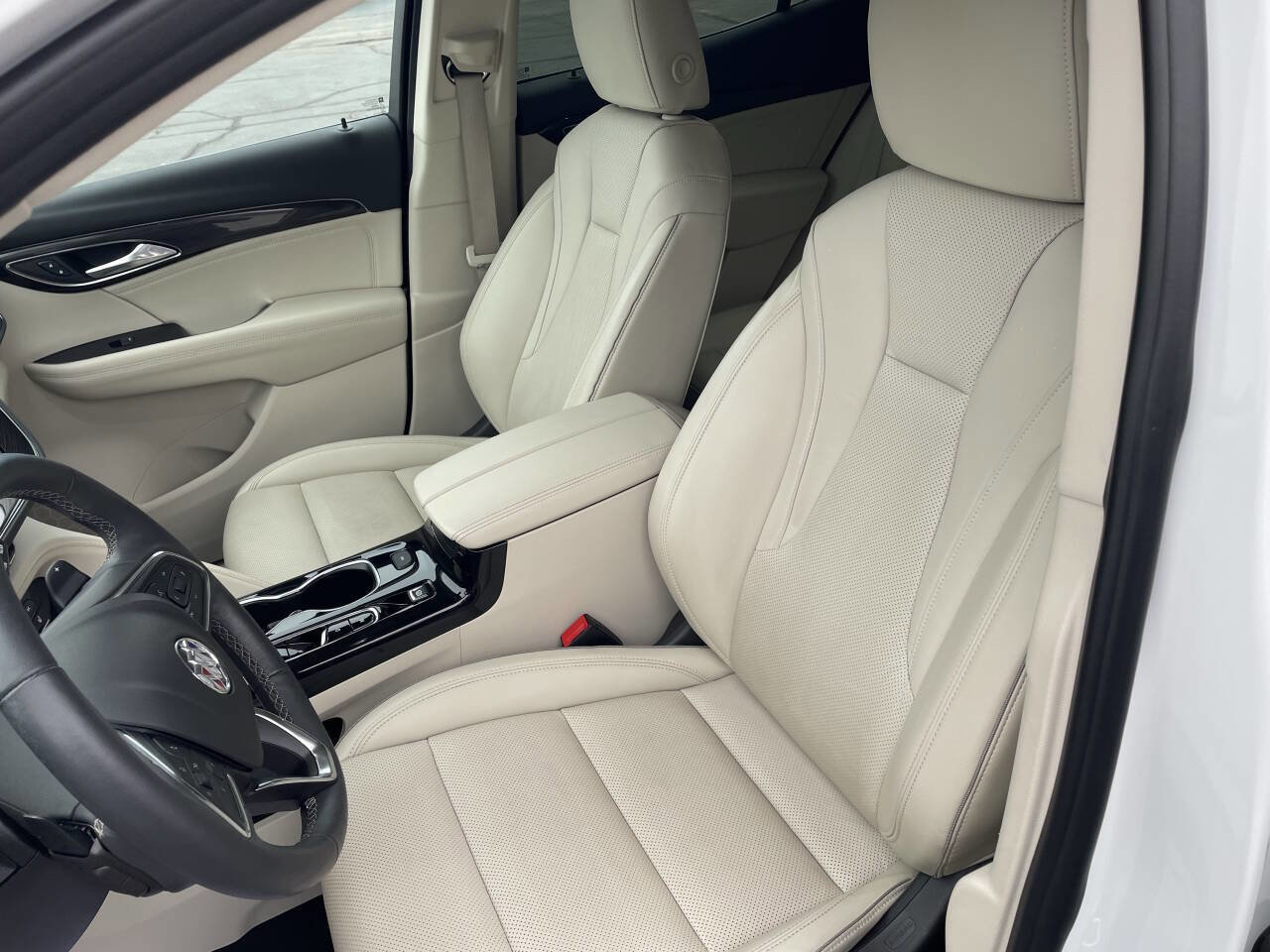 Used 2023 Buick Envision Essence image 2