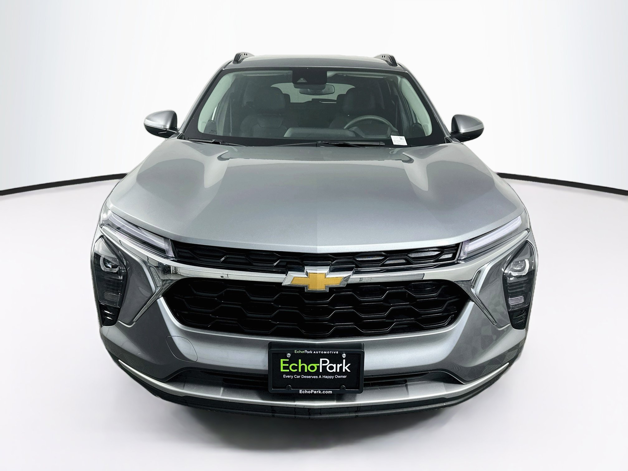 Used 2025 Chevrolet Trax LT FWD image 2