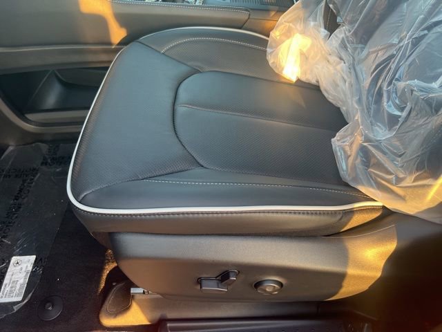 New 2026 Chrysler Pacifica Limited w/ Uconnect Theater Family Group image 6