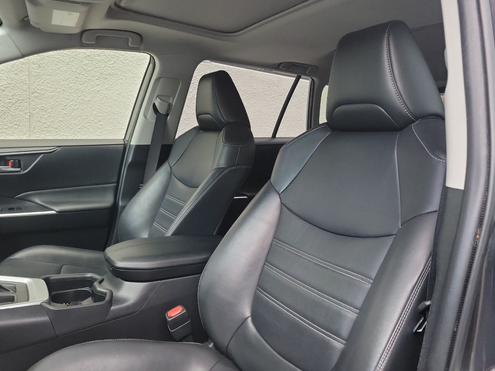 Used 2019 Toyota RAV4 XLE Premium FWD image 11