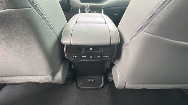 Used 2025 Toyota Highlander XLE FWD image 14