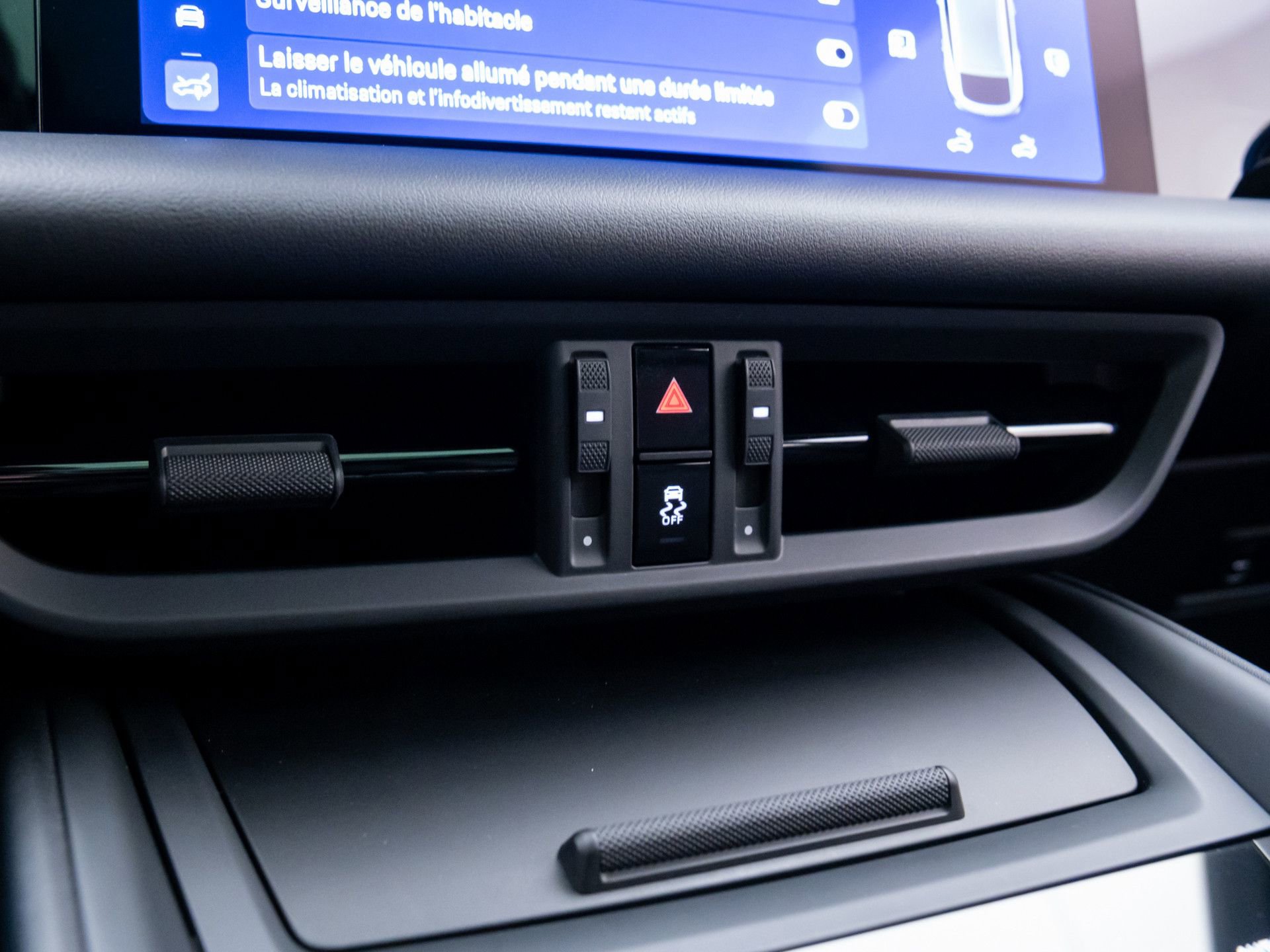 Certified 2025 Porsche Macan 4 Electric AWD/4WD image 24