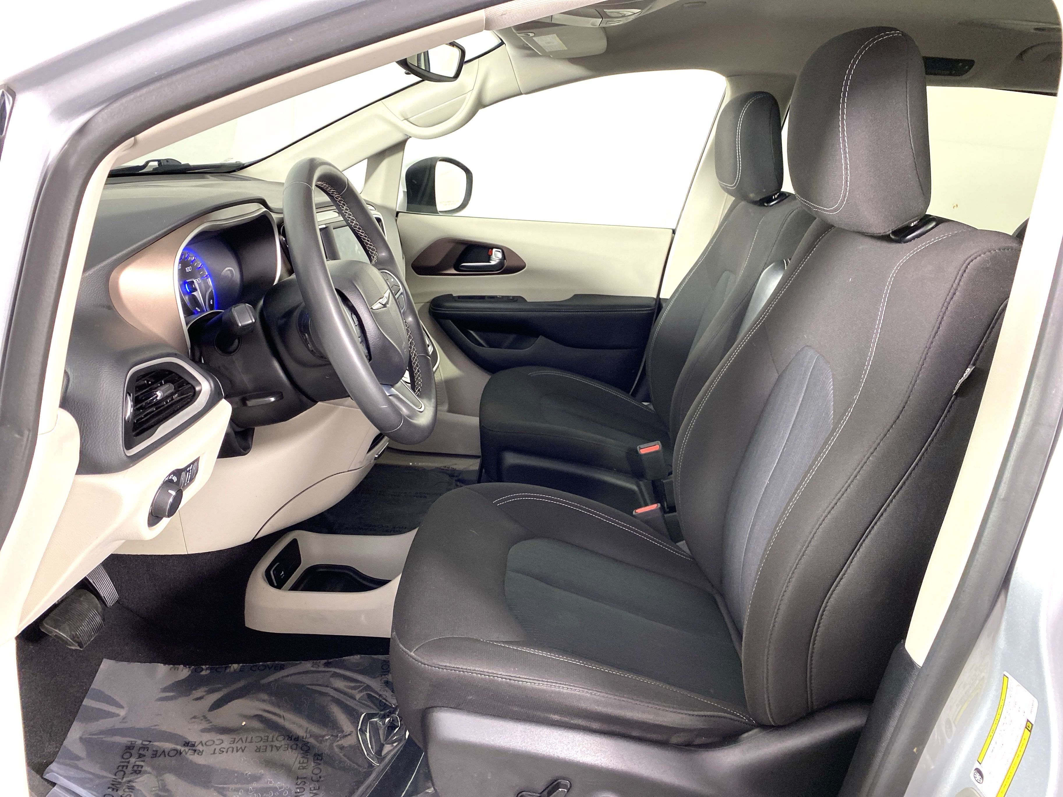 Used 2023 Chrysler Voyager LX image 15