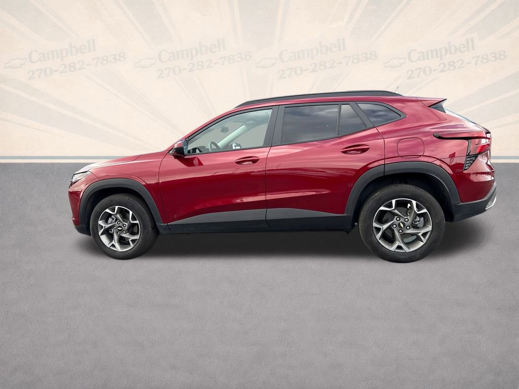 Used 2025 Chevrolet Trax LT image 2