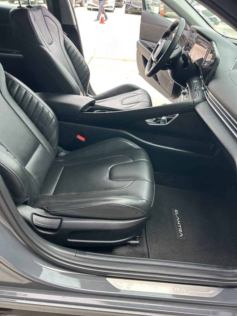 Certified 2025 Hyundai Elantra Limited FWD image 16