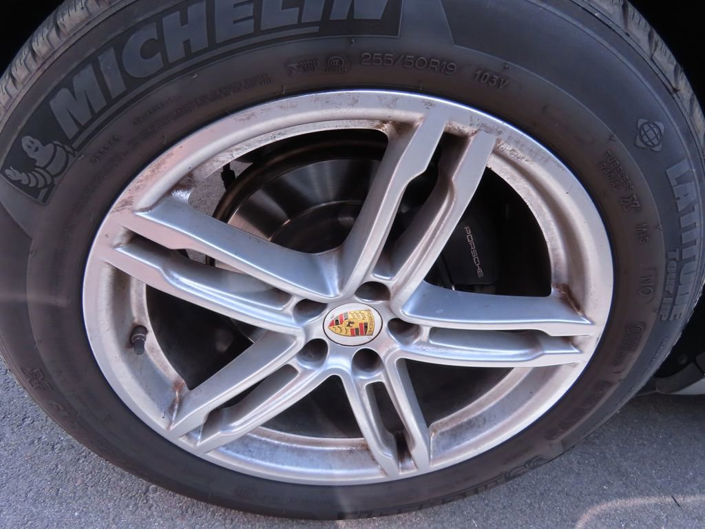 Used 2018 Porsche Macan AWD/4WD image 17