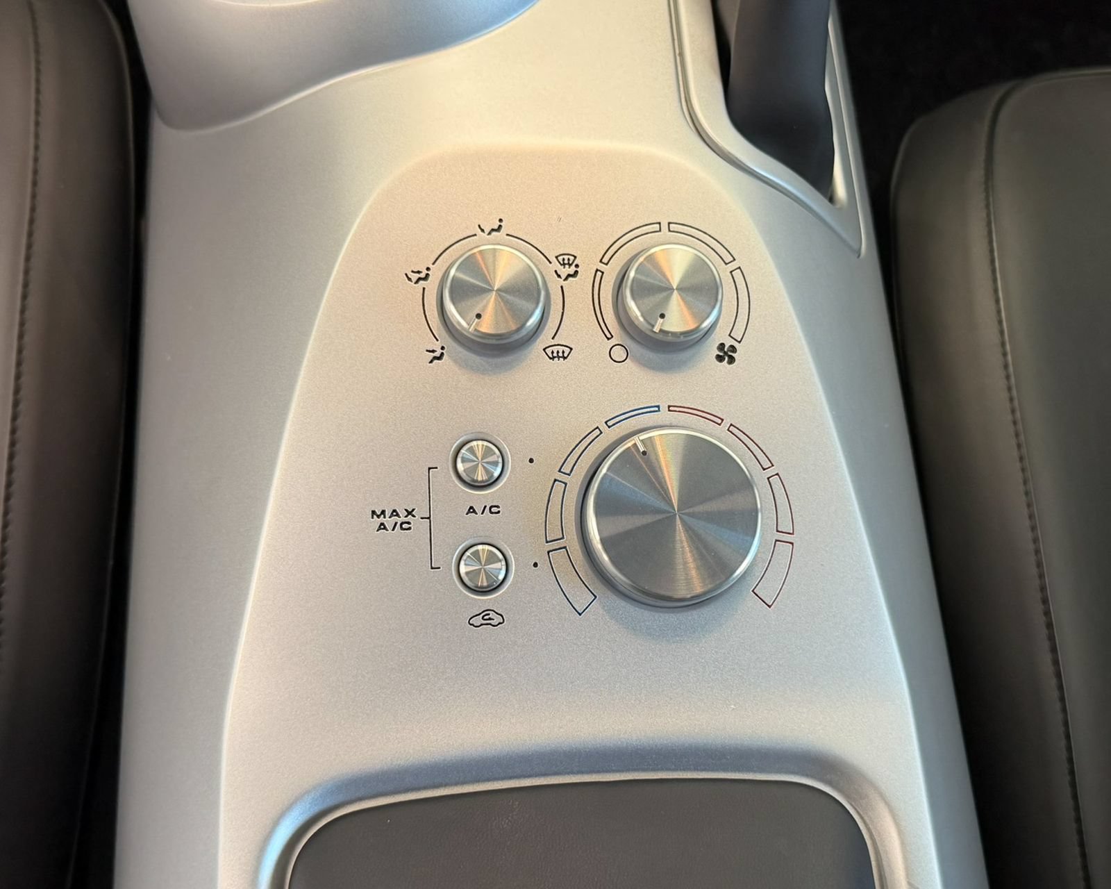 Used 2006 Ford GT RWD image 25