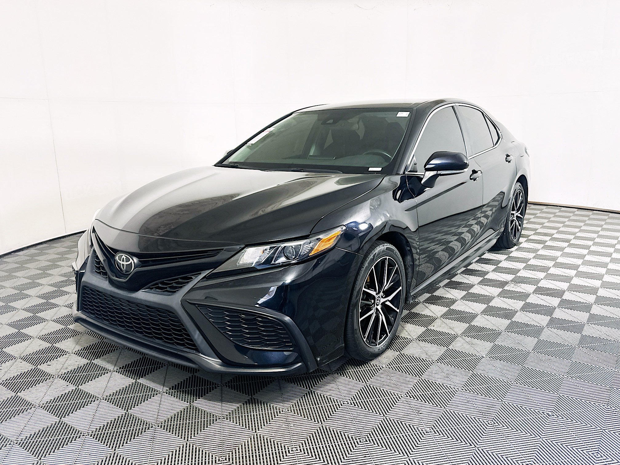 Used 2023 Toyota Camry SE FWD image 7