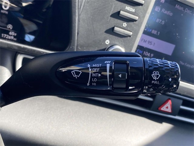 Used 2023 Hyundai Elantra SE image 21