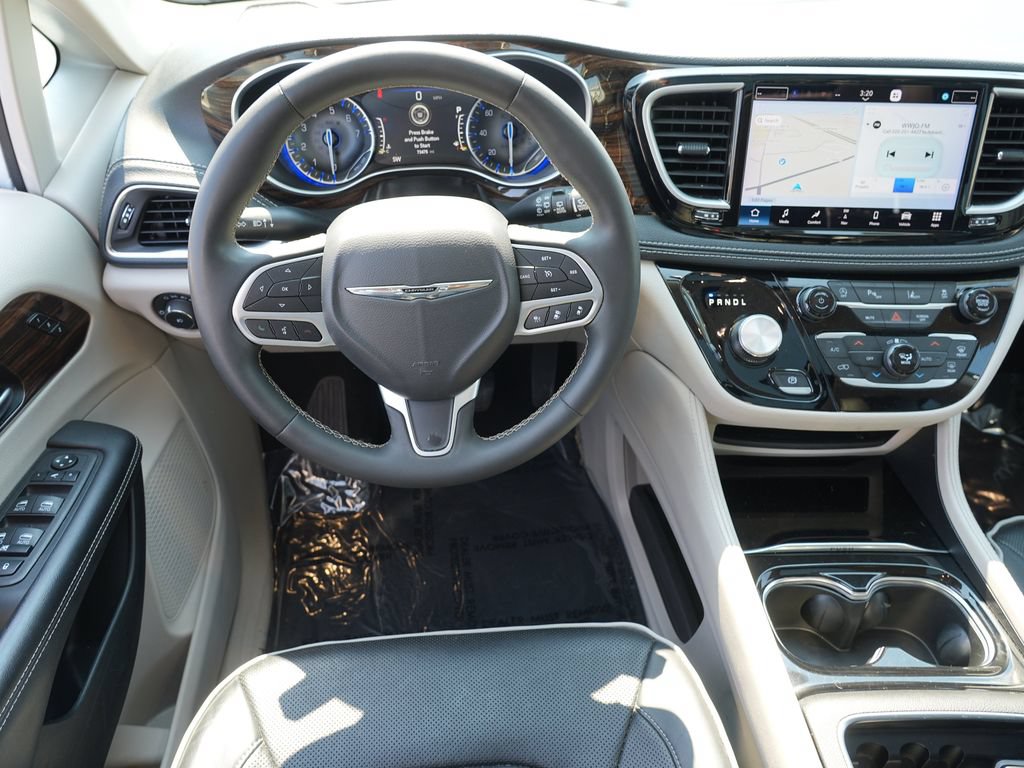 Used 2023 Chrysler Pacifica Limited FWD image 19