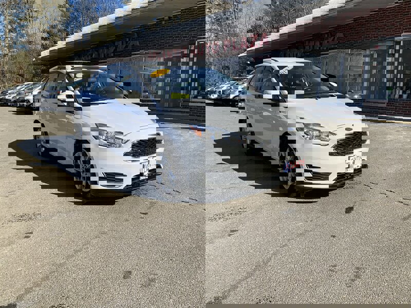 Used 2017 Ford Focus SE w/ Cold Weather Package image 3