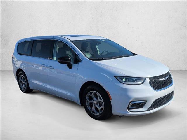 Used 2024 Chrysler Pacifica Limited image 3