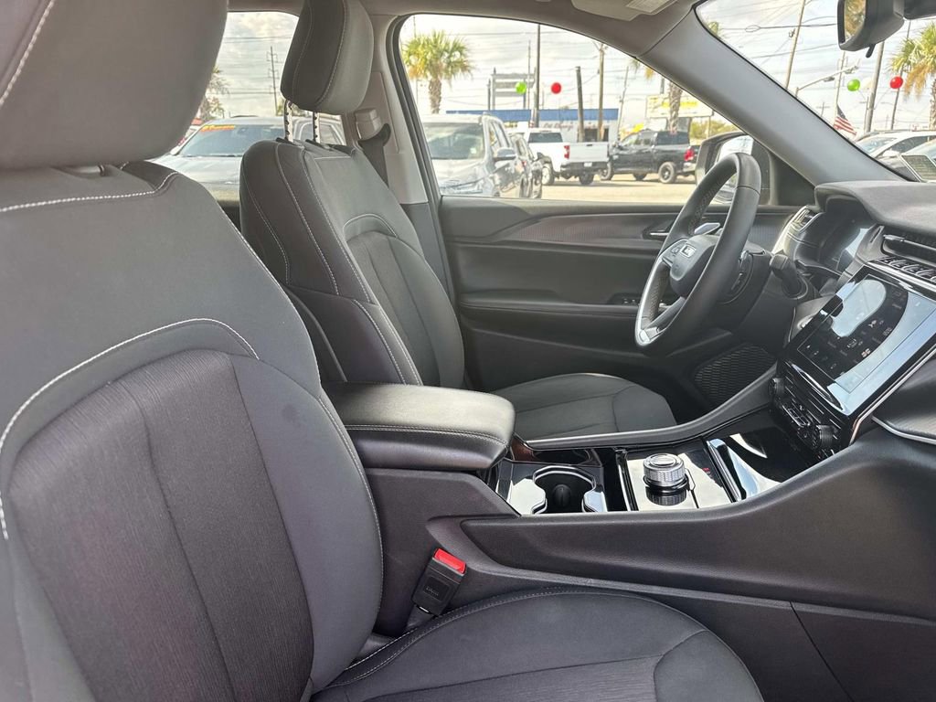 Used 2023 Jeep Grand Cherokee L Laredo image 12