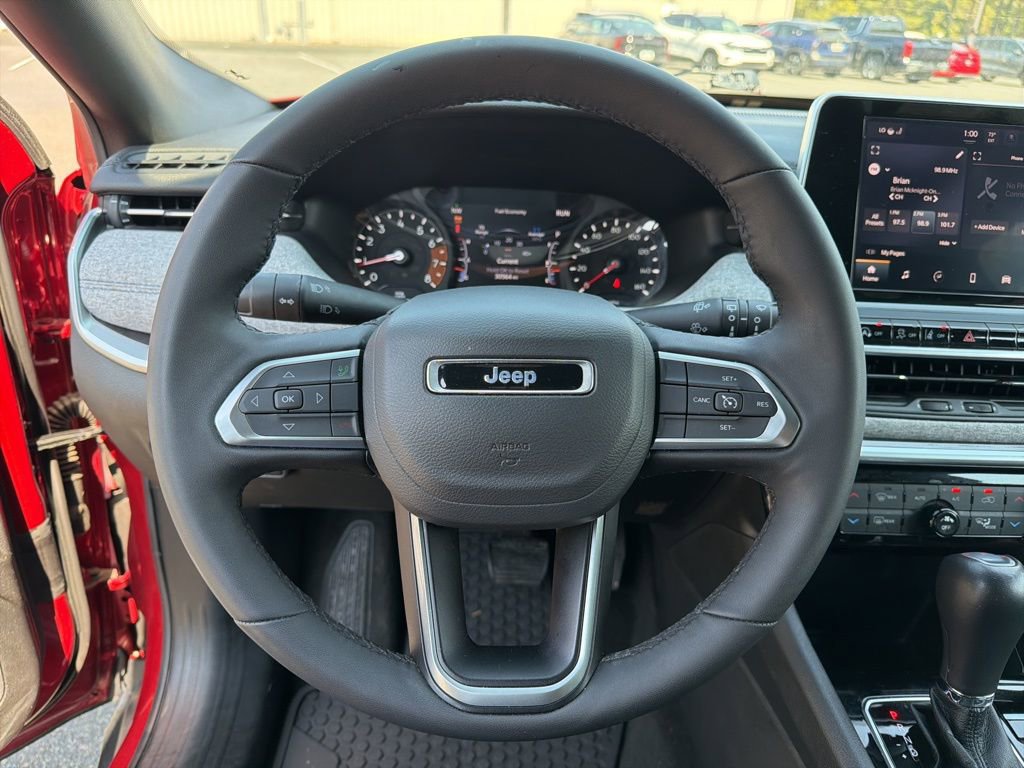 Used 2025 Jeep Compass Latitude w/ Sun & Sound Group AWD/4WD image 15
