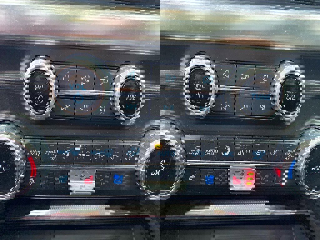 Used 2022 Ford F150 Lariat w/ Equipment Group 502A High image 16