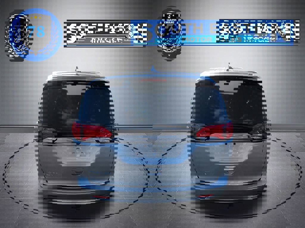 Used 2017 Chrysler Pacifica LX image 4