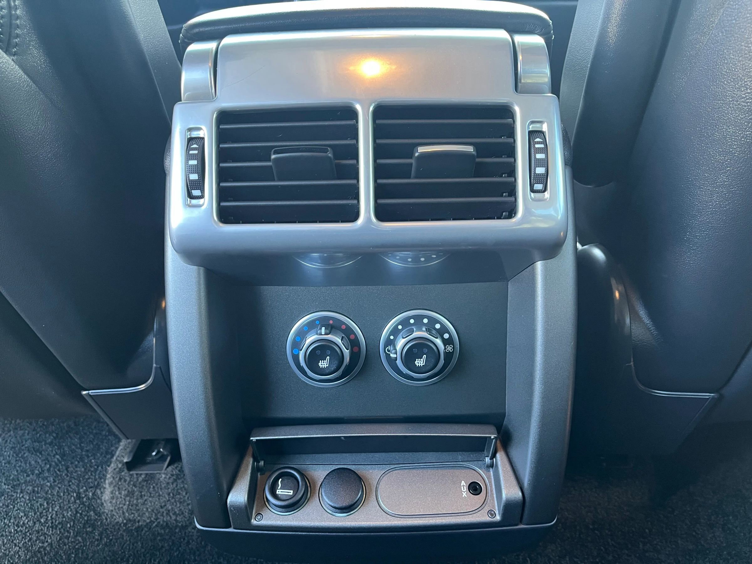 Used 2011 Land Rover Range Rover HSE AWD/4WD image 18