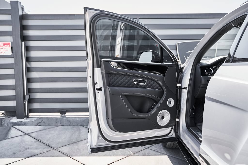 Used 2025 Bentley Bentayga AWD/4WD image 29