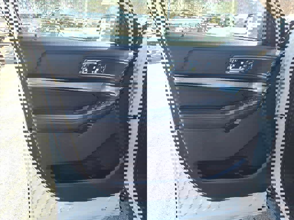 Used 2018 Ford Explorer XLT w/ Equipment Group 202A image 16