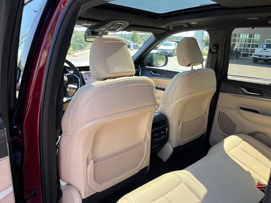 Used 2025 Jeep Grand Cherokee Limited w/ Luxury Tech Group II AWD/4WD image 9