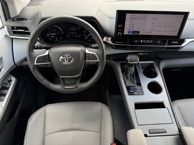 Used 2025 Toyota Sienna XLE FWD image 12
