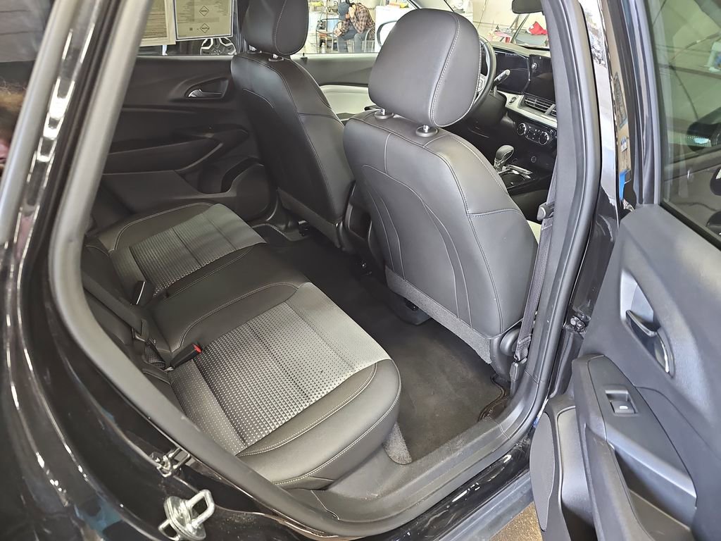Used 2025 Chevrolet Trax LT w/ LT Convenience Package FWD image 11