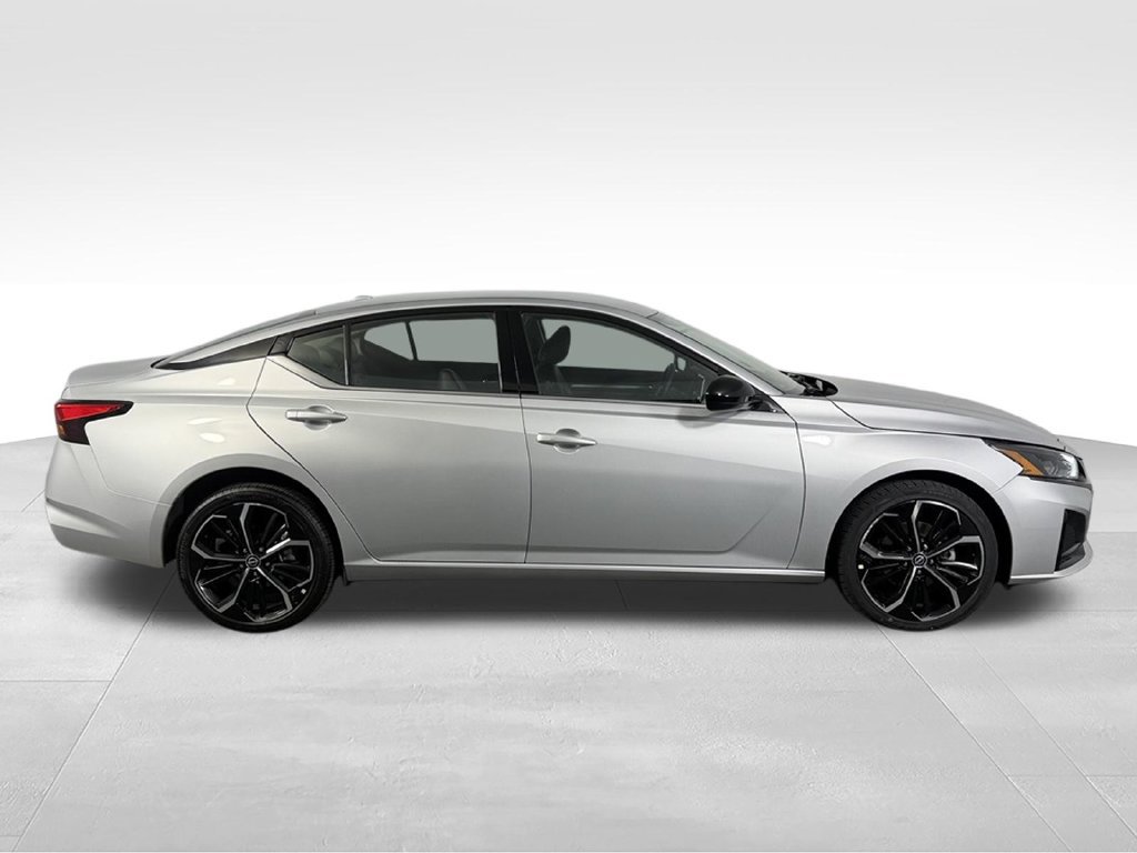 Used 2025 Nissan Altima 2.5 SR AWD/4WD image 8