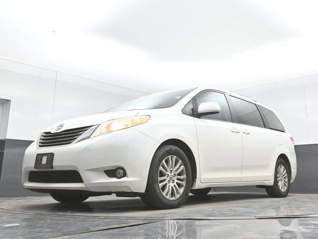 Used 2012 Toyota Sienna XLE image 29