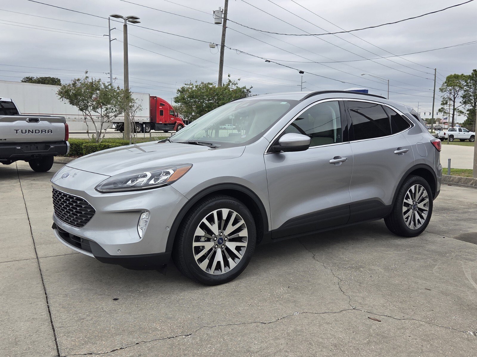Used 2021 Ford Escape Titanium image 3