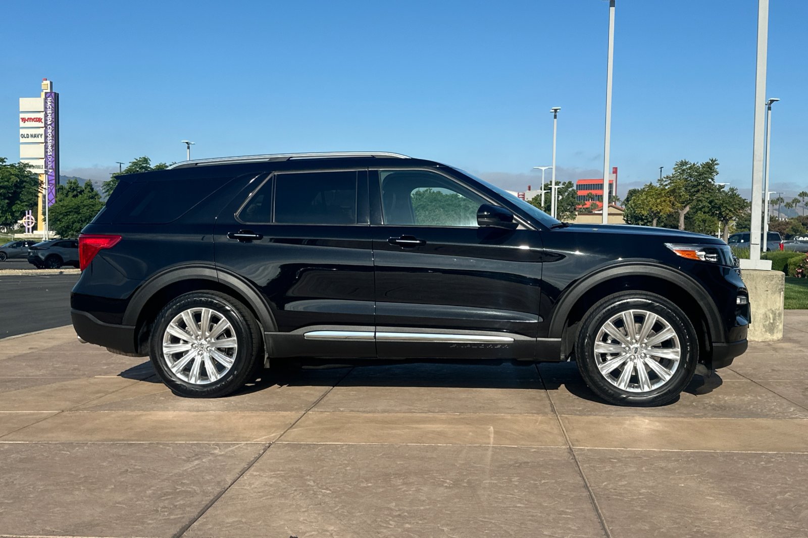Used 2023 Ford Explorer Limited w/ Limited Technology Package RWD image 3