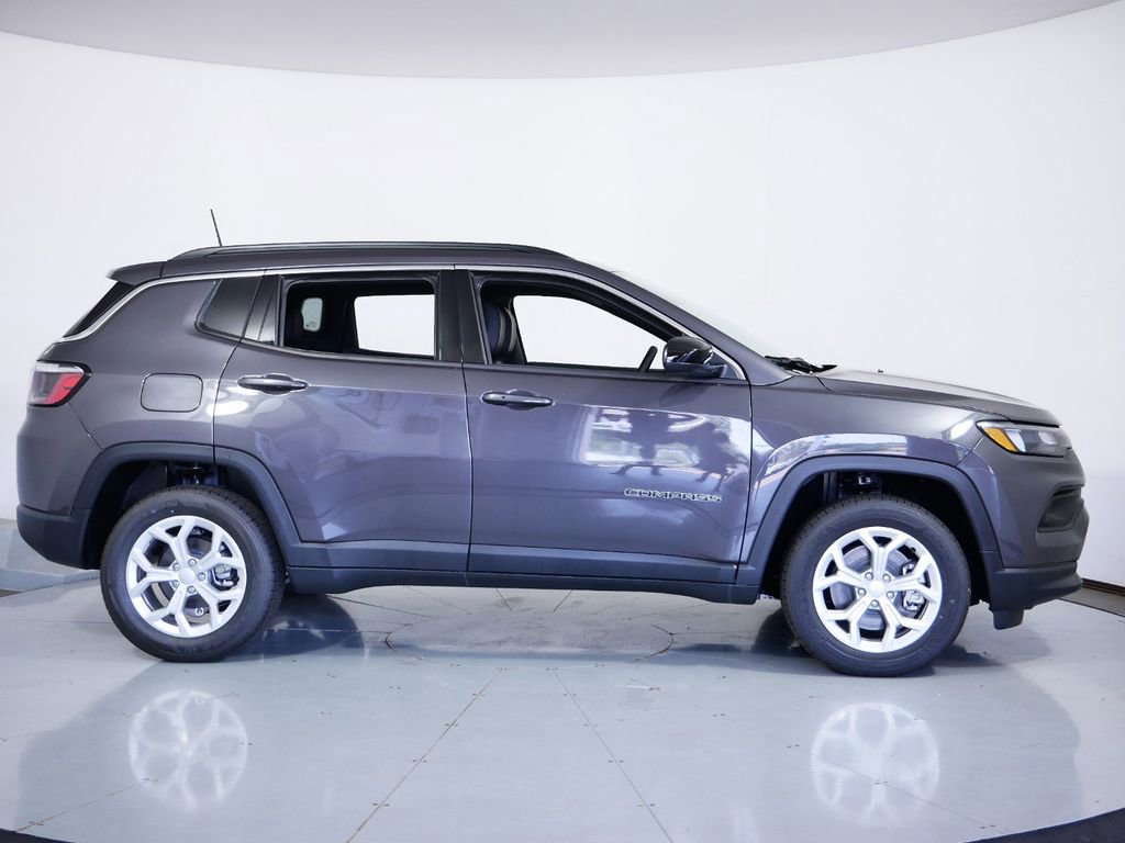 Used 2024 Jeep Compass Latitude image 7
