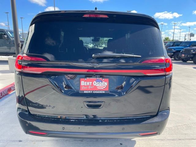 New 2026 Chrysler Pacifica Select w/ S Appearance Package image 4